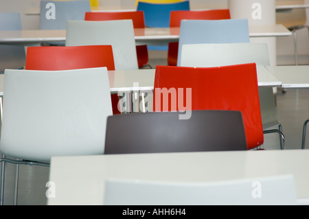 I tavoli e le sedie in una mensa vuota Foto Stock