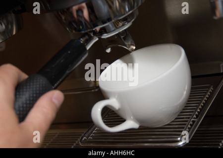 La realizzazione di una tazza di caffè close up Foto Stock