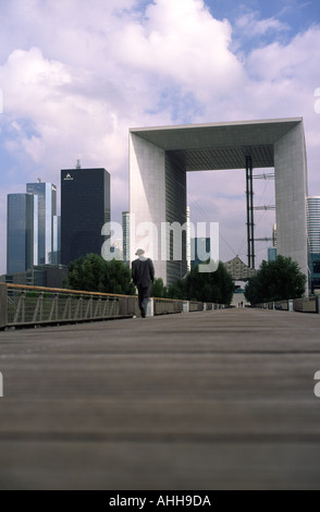 Tornare a piedi all'ufficio presso il Grande Arche de La Defense centro business a Parigi Francia Foto Stock