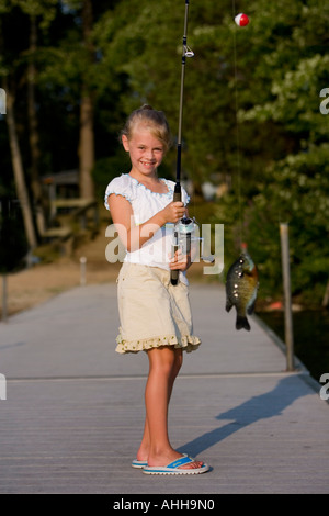 Ragazza che mostra con orgoglio il pesce ha catturato Foto Stock