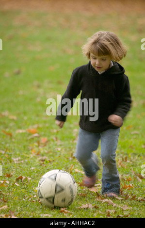 Ragazza 5 dribbling palla calcio Foto Stock