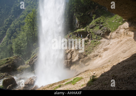 Abbassare cascata Pericnik dal retro schiaffo Pericnik dal percorso sotto la sporgenza dietro Foto Stock