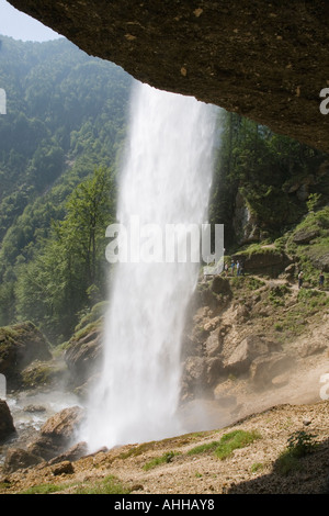 Abbassare cascata Pericnik dal retro schiaffo Pericnik da sotto la sporgenza dietro la Slovenia Foto Stock