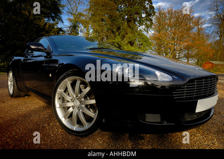 Aston Martin DB9 fuorigioco anteriore vista in tre quarti Foto Stock