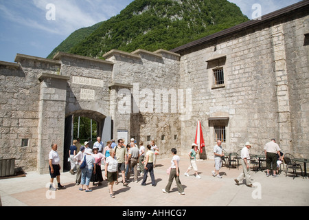 I turisti in fortezza Kluze 1882 nelle Alpi Giulie in estate. Bovec Soca Valley Slovenia Foto Stock