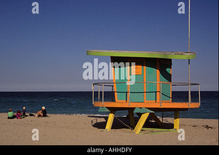 Lifeguard tower e una famiglia di seduta sul Beach Miami Beach Florida USA Foto Stock