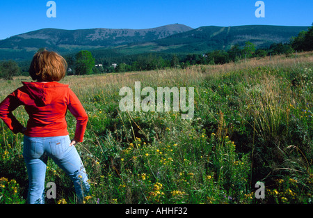 Turista femminile a prato con il Monte Sniezka Polonia Karpacz Karkonosze Europa Foto Stock