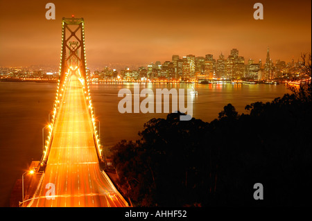 Il ponte della baia e la città di San Francisco di Yerba Buena Island California Foto Stock