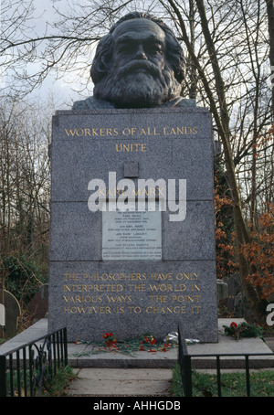 Karl Marx la sua tomba, il cimitero di Highgate a est di Londra. Foto Stock