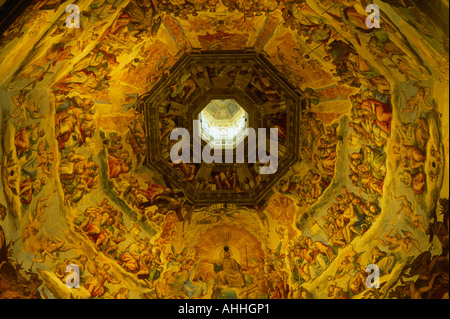 Italia Toscana Firenze Duomo interno affresco del Giudizio Universale sul soffitto a cupola del Vasari e completato da Zuccari Foto Stock