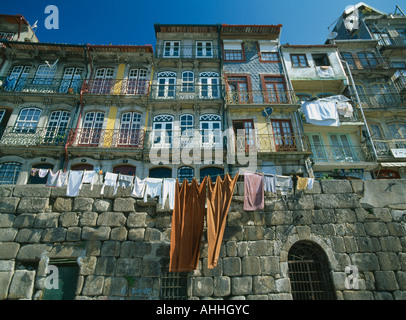 Portogallo Porto Oporto il lavaggio appesi da pareti e balconi di colorate case sul lungomare nella Ribeira Riverside Quartiere Foto Stock