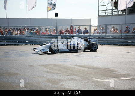 La figura mostra la BMW F1 auto facendo bruciare outs in BMW Sauber in Pit Lane Park esperienza Foto Stock