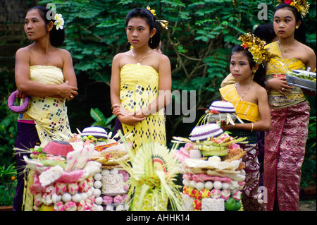 Generazioni Balinese al tempio festival Foto Stock