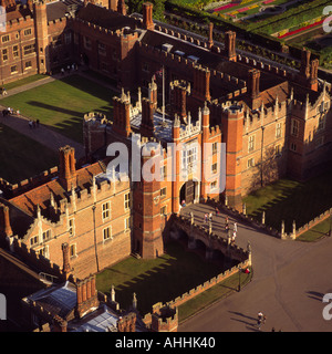 Gatehouse di Hampton Court Palace Surrey UK vista aerea costruita dal Cardinale Wolsey Foto Stock