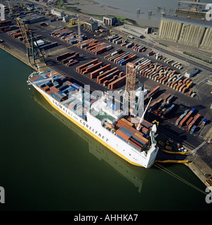 Nave portacontainer nel porto di Tilbury Essex REGNO UNITO vista aerea Foto Stock