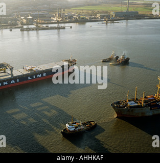 Le navi portacontainer in traino River Thames Regno Unito vista aerea Foto Stock