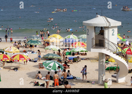 Spiaggia a Shek o coperto con nuotatori in un giorno caldo, Hong Kong, Cina Foto Stock