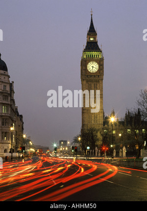 Londra Big Ben visto dalla piazza del Parlamento guardando verso Bridge Street e Westminster Bridge Rush Hour percorsi di traffico Foto Stock