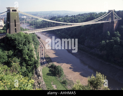 Vista della storica Bristol Isambard Kingdom Brunel Clifton Suspension Bridge e della strada a pedaggio B3129 che si affaccia sulla gola del fiume Avon sotto l'Inghilterra Regno Unito Foto Stock