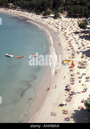 Carla Galdana e' questa vista aerea, una pittoresca baia curva, trafficata spiaggia di pioppo sul mare e localita' turistica a Minorca, conosciuta per la sabbia bianca fine delle Baleari in Spagna Foto Stock