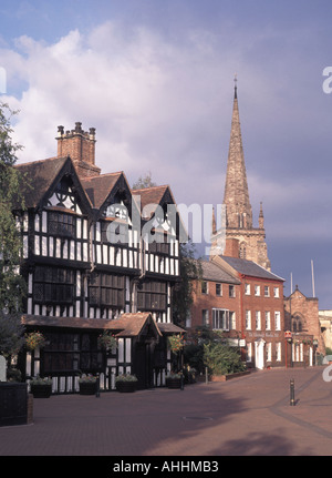 Hereford la vecchia casa in bianco nero graticcio struttura con la chiesa di St Peters guglia oltre Foto Stock