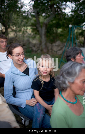 Giovane donna e bambina in serata concerto jazz presso la fattoria Provenza Francia Foto Stock