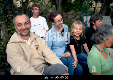 Persone in serata concerto jazz presso la fattoria Provenza Francia Foto Stock