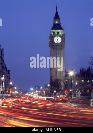 Londra Big Ben visto dalla piazza del Parlamento guardando verso Bridge Street e Westminster Bridge Rush Hour percorsi di traffico Foto Stock