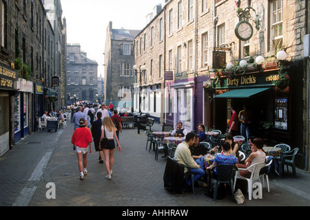 Tavoli esterni e i pedoni a 'Dirty Dicks' pub su Rose Street di Edimburgo, Scozia Foto Stock