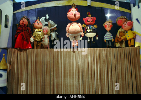 Le bambole di spettacoli di marionette sulla base di Hans Christian Andersen fiabe presentano. Scena da "l'imperatore della Nuova tuta' story. Foto Stock