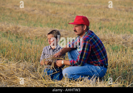 L'agricoltore e figlio nel campo Foto Stock