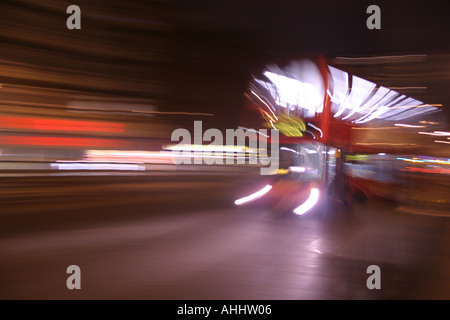 Red London bus avvicinando alla velocità - sfocatura del movimento Foto Stock