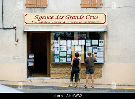 Accoppiare la navigazione nella finestra di un agente immobiliare Fleurie Beaujolais wine country Francia Europa Foto Stock