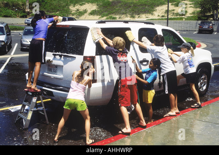 L'umano car wash con la scuola i bambini alla scuola elementare in California Foto Stock