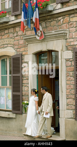 Sposa e lo sposo di fronte al municipio JULIENAS BEAUJOLAIS WINE COUNTRY la valle del Rodano in Francia Foto Stock