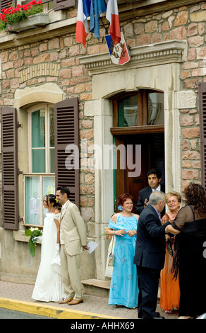Sposa e lo sposo e la famiglia di fronte al municipio JULIENAS BEAUJOLAIS WINE COUNTRY la valle del Rodano in Francia Foto Stock