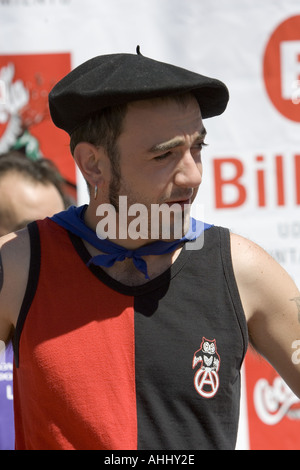 Uomo che indossa un tradizionale basco nero beret durante Aste Nagusia settimana grande festival Bilbao Spagna settentrionale Foto Stock