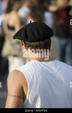 Uomo che indossa un tradizionale basco nero beret durante Aste Nagusia settimana grande festival Bilbao Spagna settentrionale Foto Stock