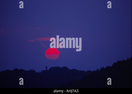 Rosso tramonto su foresta, Foresta Bavarese Germania Europa. Foto di Willy Matheisl Foto Stock