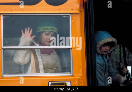 Grade School girl su bus di scuola St Paul Minnesota Foto Stock