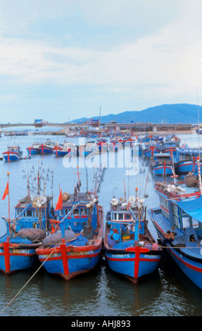 Barche da pesca ancorate a Nha Trang bay Nha Trang Vietnam Foto Stock