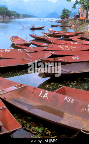 Canoe Barche nel fiume Perfume Profumo Pagoda Hanoi Vietnam Foto Stock