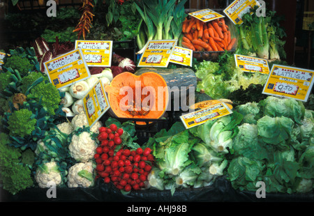 Verdure in vendita nel Mercato Centrale di Firenze (Italia). Foto Stock