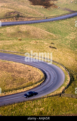 Una unità di auto lungo i tornanti sul Mam Nick vicino Mam Tor Castleton nr Edale nel Parco Nazionale di Peak District Derbyshire Foto Stock