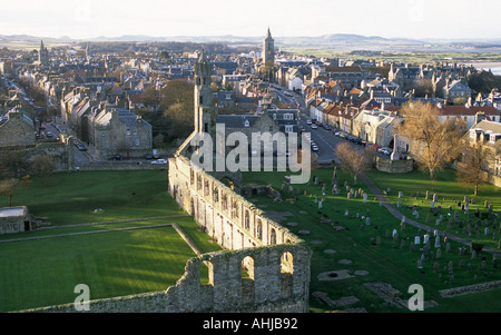 Ammira le rovine della navata centrale e la torre ovest della cattedrale di St. Andrews, i giardini e la città dalla torre di St. Rule al tramonto. St. Andrews, Fife, Scozia, Regno Unito. Foto Stock