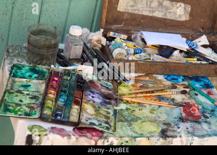 Pitture d'artista in Provenza pronte all'uso. Display molto colorato ma abbastanza caotico e disorganizzato. Foto Stock