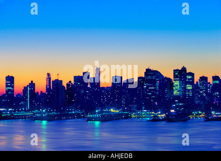 La città di New York skyline al tramonto Foto Stock
