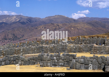 Lavorazione di pietra Inca a Sacsayhuaman con le montagne dietro. Cusco, Perù. Foto Stock