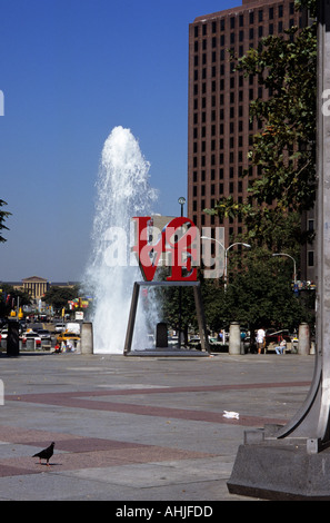 Fontana e la scultura D'AMORE in JFK Plaza con ben Franklin Parkway e Philadelphia Museum of Art Behind. Philadelphia, Pennsylvania, Stati Uniti. Foto Stock