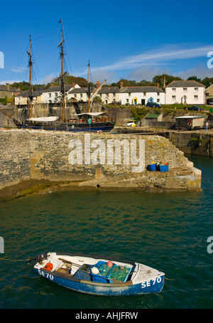 Piccola barca da pesca nel porto esterno a Charlestown Cornwall GB Foto Stock